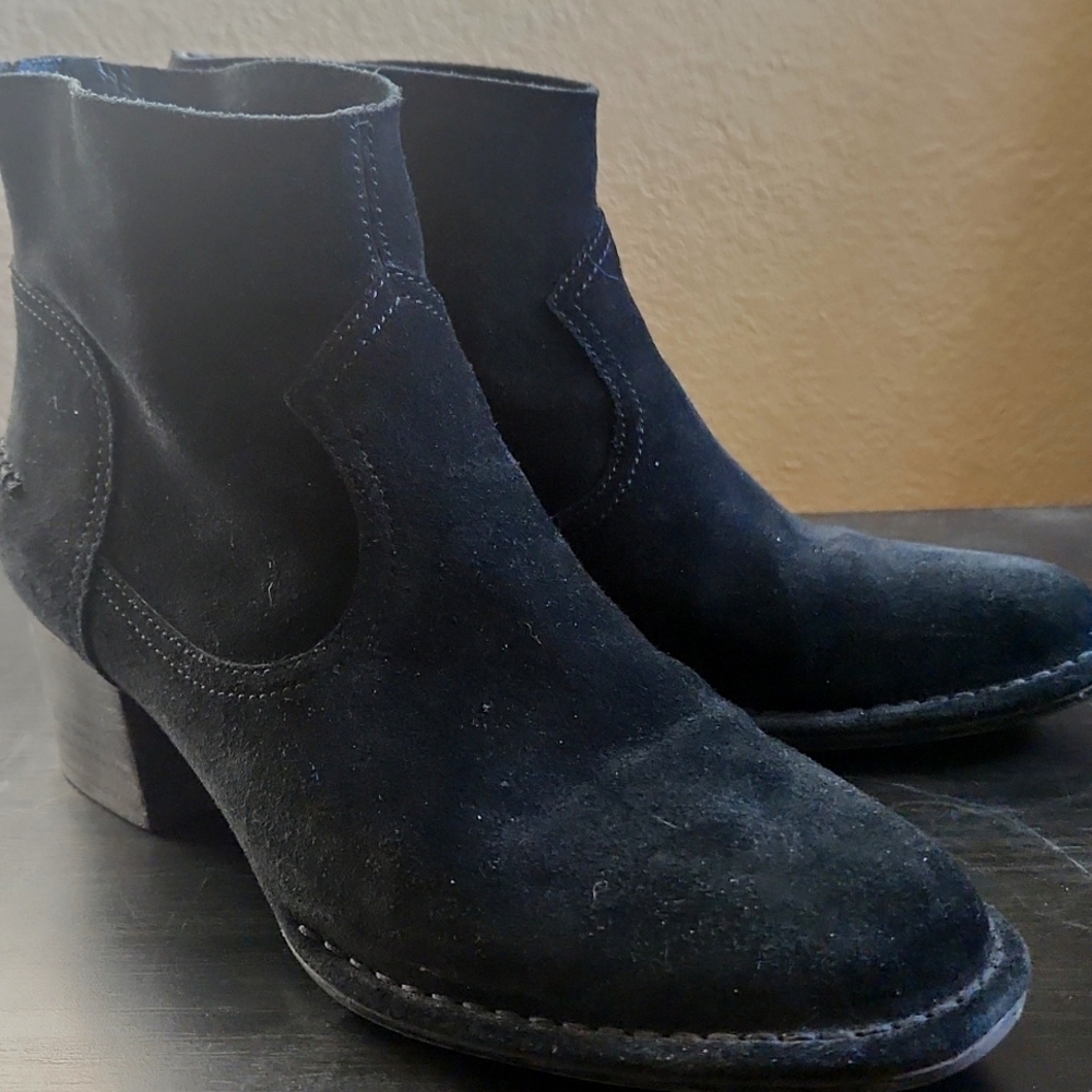 EUC UGG Bandara Suede Ankle Boot